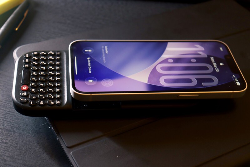 Clicks Power Keyboard Iphone 17e Hero