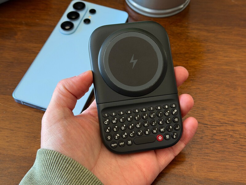 Power Keyboard In Hand Hero W S26 Ultra Blue