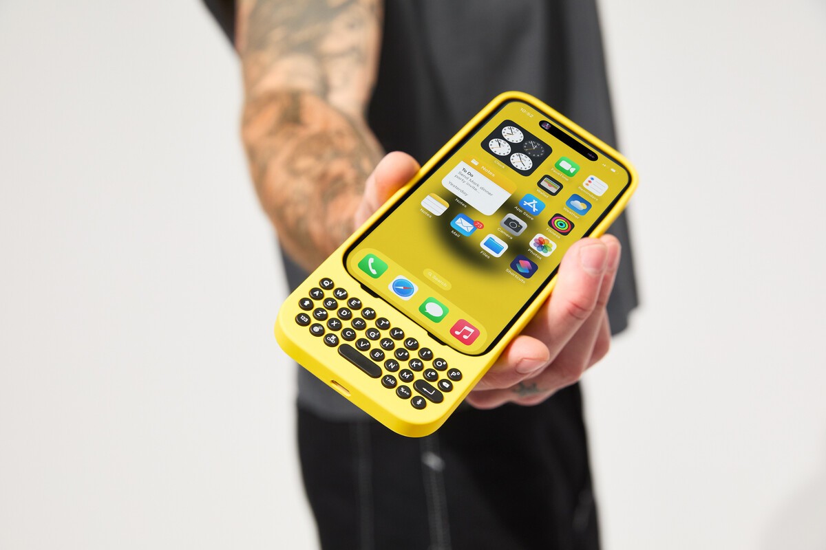 yellowhandoutonyellowwidgets.jpg